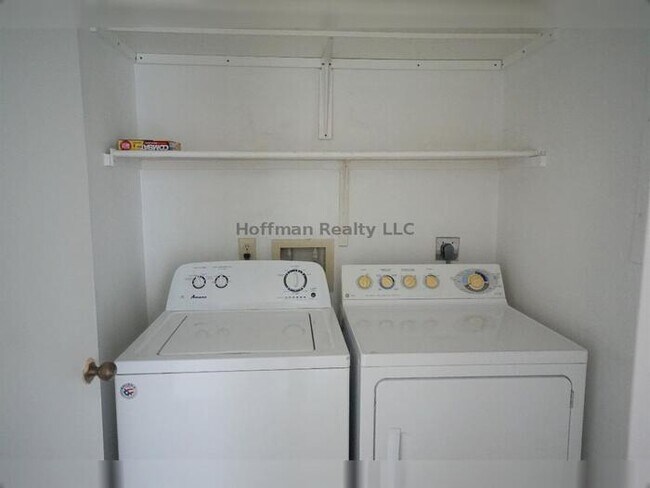 Building Photo - Spacious 1-Bedroom Condo with Modern Upgra...