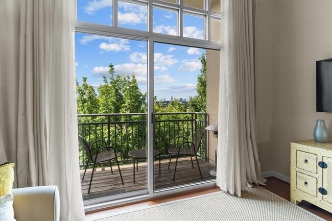 Building Photo - Charming 2BR Condo in Atlanta