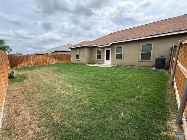 Building Photo - 152 Navarro Xing