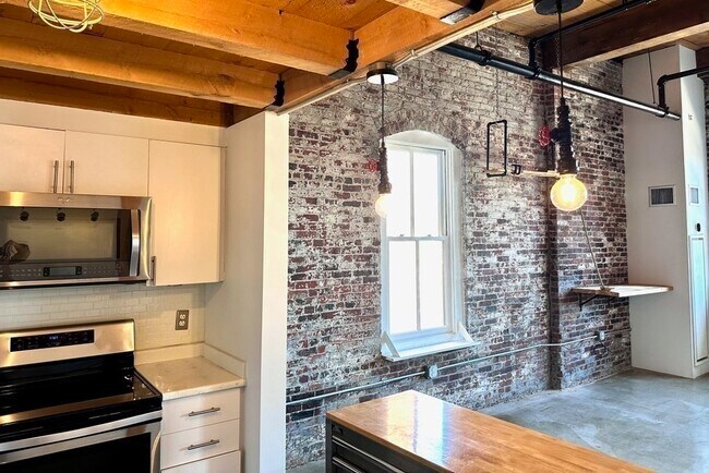 Building Photo - 172 Middle St