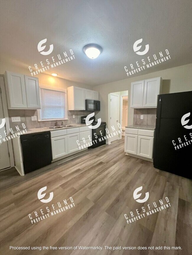 Building Photo - Spacious 1 BR 1 Bath bottom unit