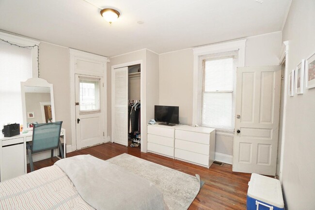 Building Photo - Awesome 4 Bed/ 2 Full Bath on Fairview Min...