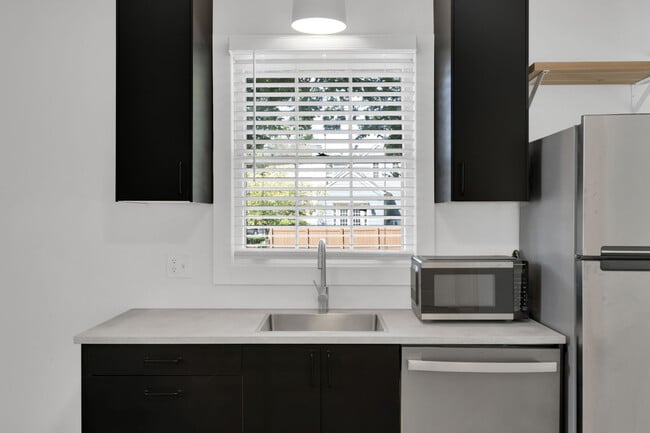 Building Photo - Renovated Duplex in Prime Walkable 12 South Location!