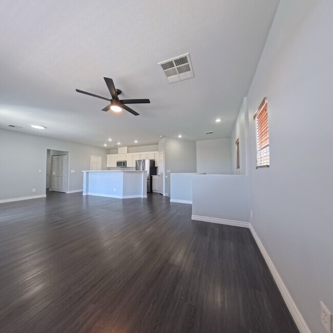 Building Photo - 2Bedroom With Attached Car Garage