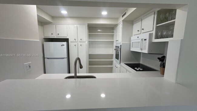 Building Photo - 3505 S Ocean Dr