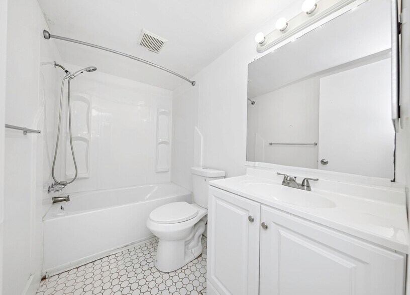 Building Photo - 621 99th Ave N