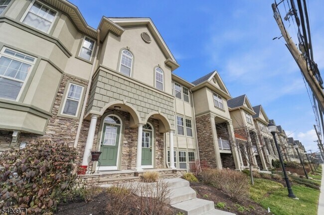 Building Photo - 704 Green Ln