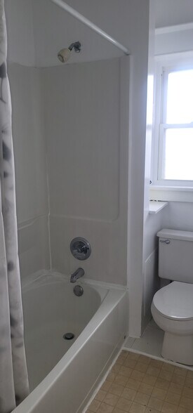 Primary Photo - 527 W 6th St