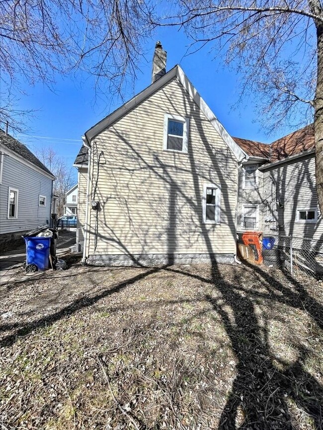 Building Photo - Adorable 3-Bedroom Home with Modern Conven...