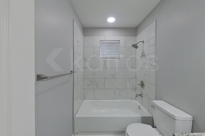 Building Photo - 230 E Colonial Dr