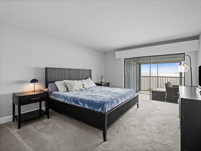 Building Photo - Four Seasons River Front Condo