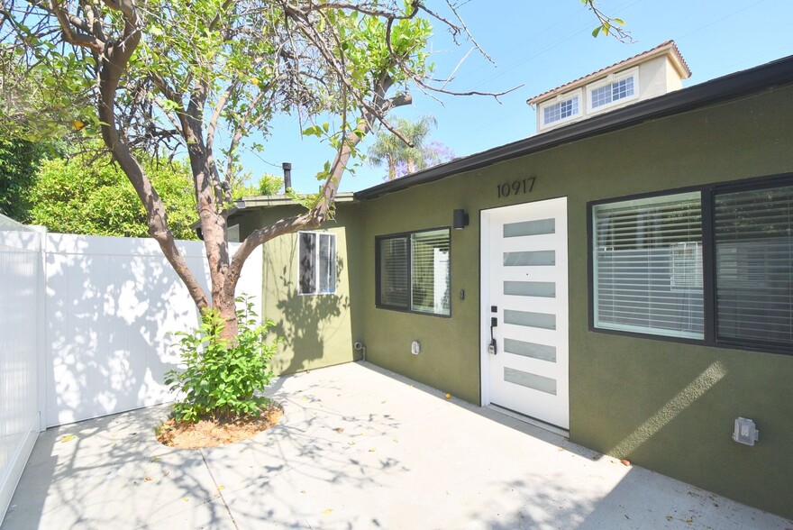 Building Photo - 10919 Camarillo St