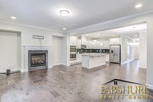 Building Photo - 4240 Vallonia Dr