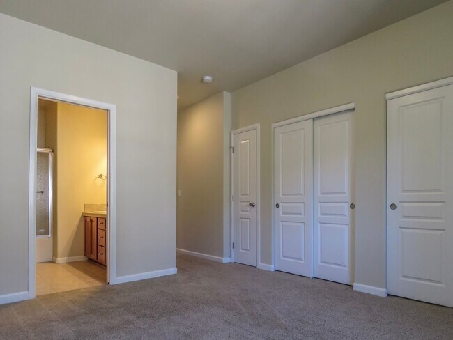 Building Photo - **No Rent Until January  !! 2 Bedroom Townhome Available Now  !! Inquire today for tour !