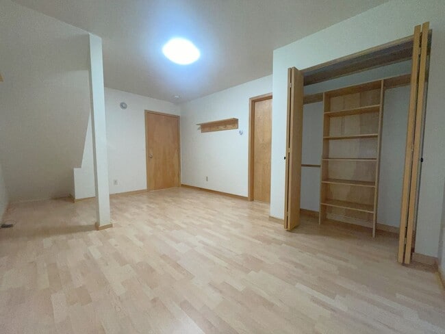 Building Photo - Beautiful 2-bedroom 1.5-bathroom home