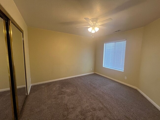 Building Photo - 3 bed, 3 bath Twin-home