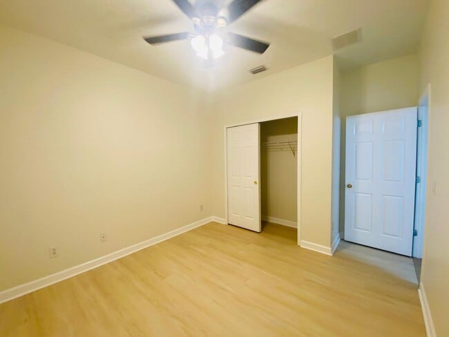 Building Photo - Your Dream Home Awaits! 5 bedroom 3 bath Single Family HOME!!