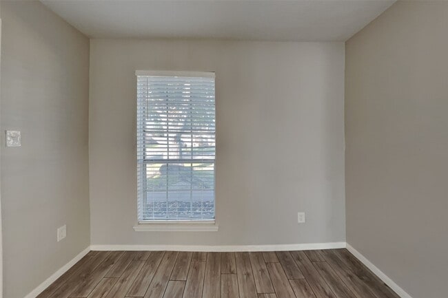 Building Photo - 22135 N Fork Dr