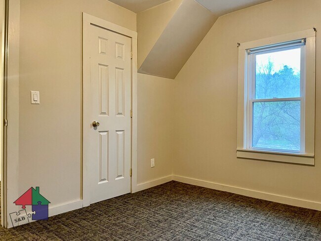 Building Photo - 293 US-302