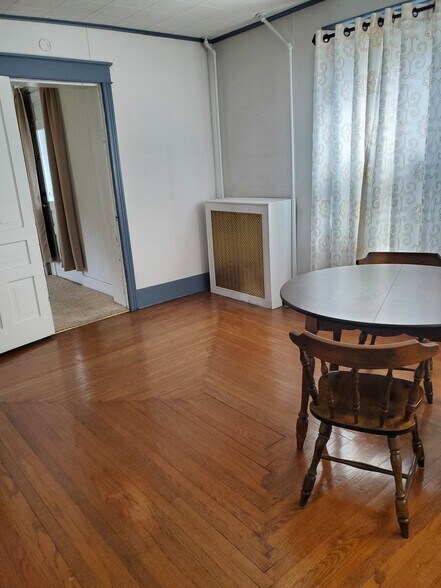 Living room - 507 W Mahoning St