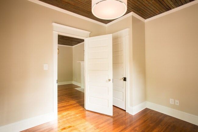 Building Photo - 2018 Englewood Ave