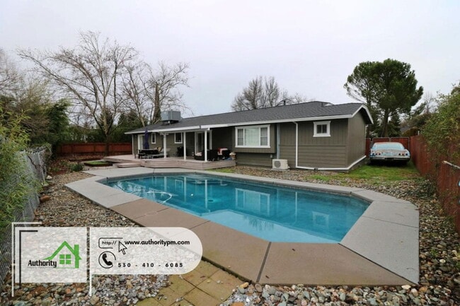 Building Photo - 705 Country Oak Dr