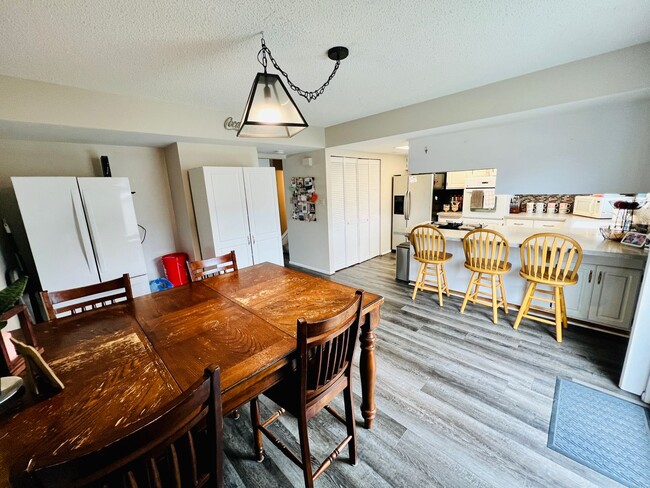 Building Photo - $0 DEPOSIT OPTION, TWO STORY TOWNHOME, CARPORT, NEW FLOORING, STORAGE, PRIMARY BED/BATH, A/C