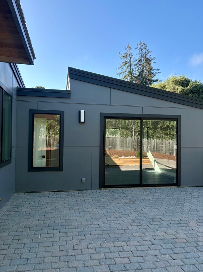 Building Photo - 6 Scarlett Rd