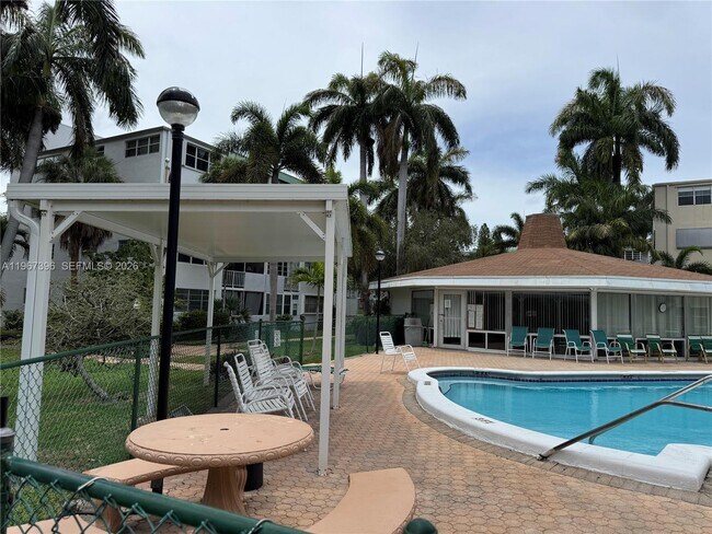 Building Photo - 1333 E Hallandale Beach Blvd