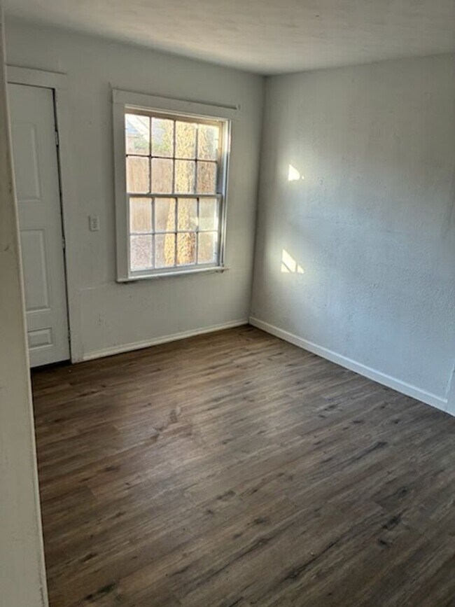 Building Photo - 105 E Bond St