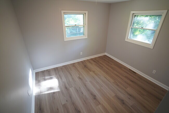 Building Photo - 1501 N Freund Ave