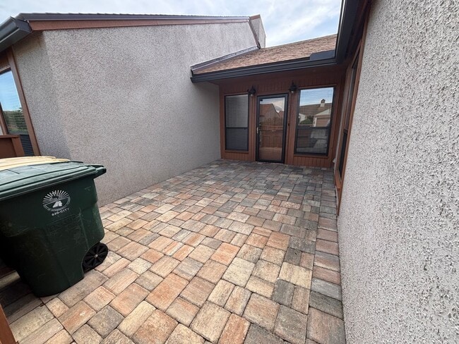 Building Photo - 2 Bed 2 Bath Luxury Waterfront Townhome with Screened Lanai & Garage!