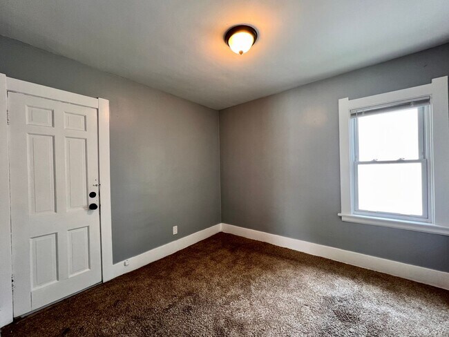 Building Photo - 3 Bedroom House