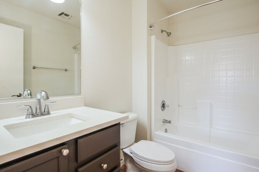 Building Photo - 11621 W Bloomfield Rd