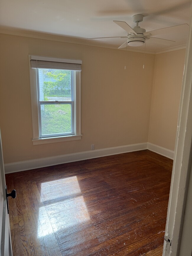 Building Photo - 933 Winona Dr