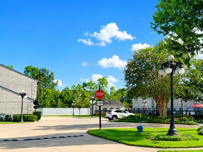 Building Photo - 384 Wilcrest Dr