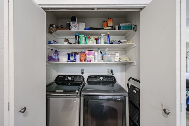 Building Photo - Great Location and Nicely Updated 2 Bed 2 Bath!