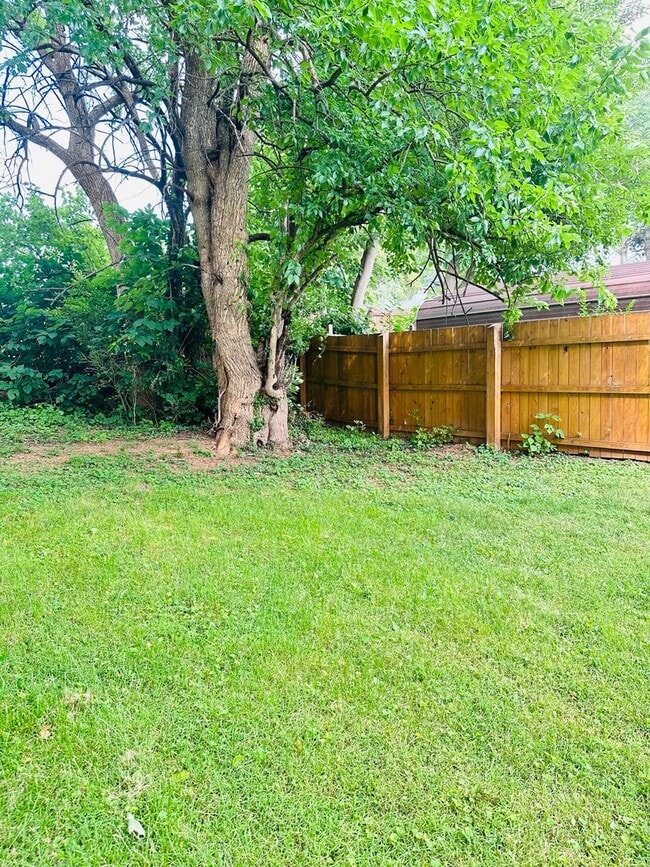 Building Photo - 813 Montrose Ave