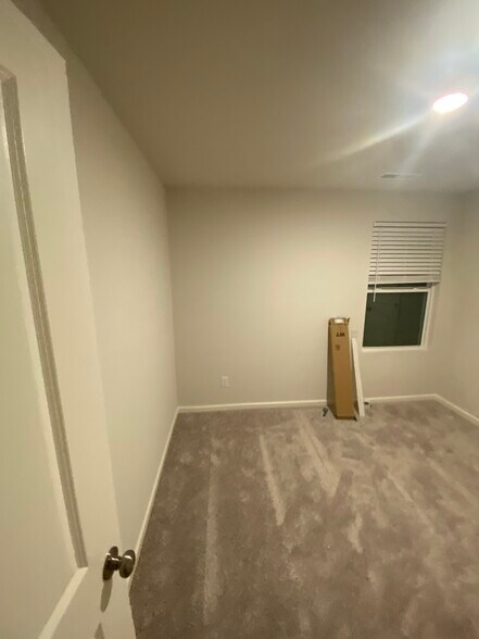 Building Photo - 427 Silo Ct