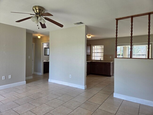 Building Photo - S. BISCAYNE & TAMIAMI TR -2 bedroom