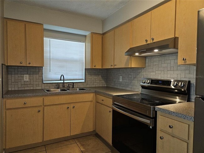 Building Photo - 2410 W Cypress St