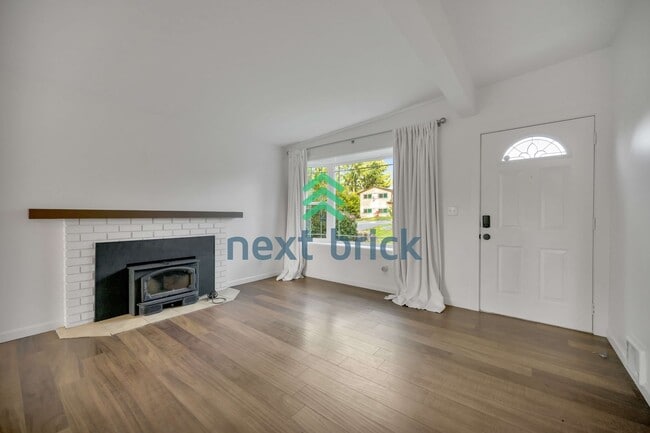 Building Photo - 2 Bed and 2 Bath Single Family is Available for Rent!