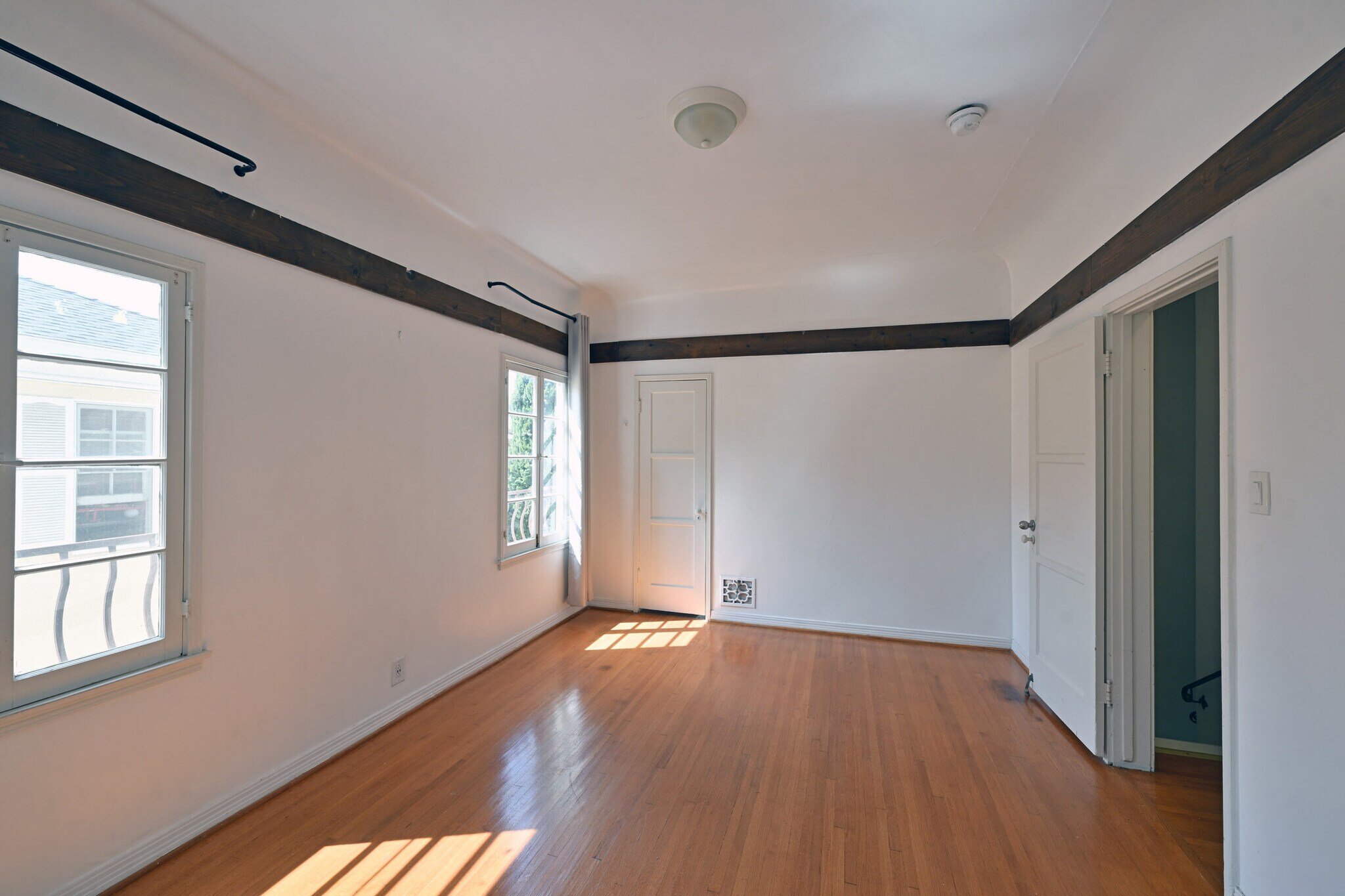 Building Photo - 657 S La Jolla Ave