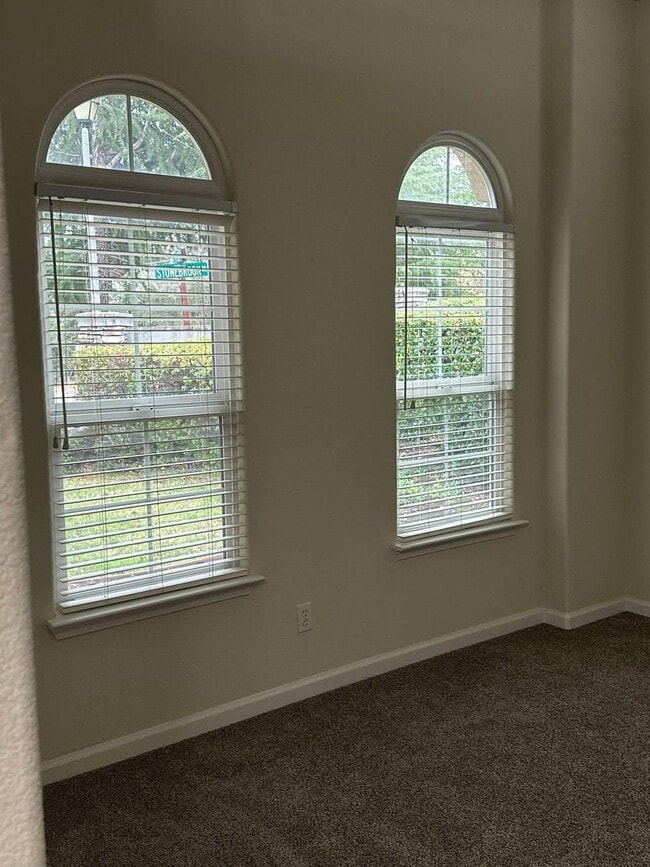 Building Photo - Charming 4 bedroom, 2 bathroom single fami...