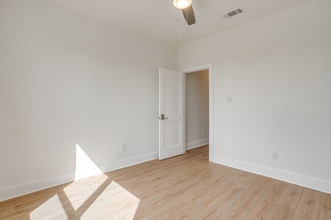 Building Photo - 2333 Benbrook Blvd