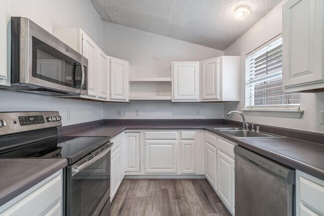 Building Photo - Spacious duplex in Fayetteville!