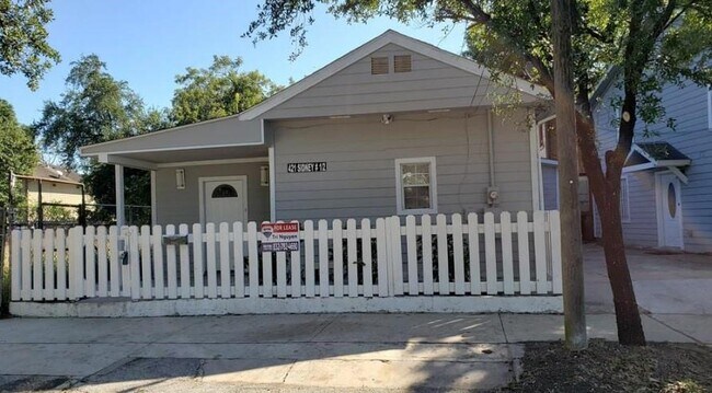 Primary Photo - 421 Sidney St