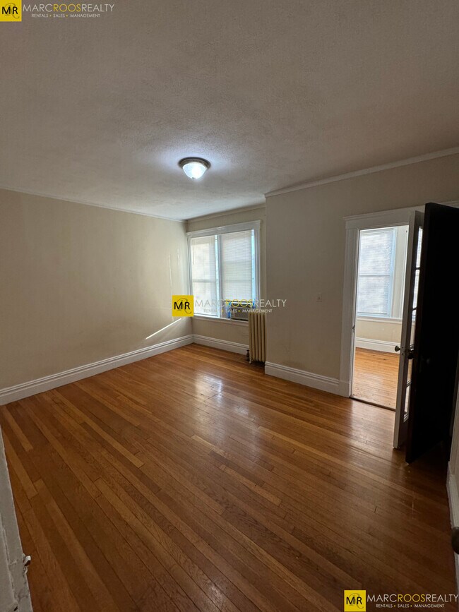 Building Photo - 59A Strathmore Rd