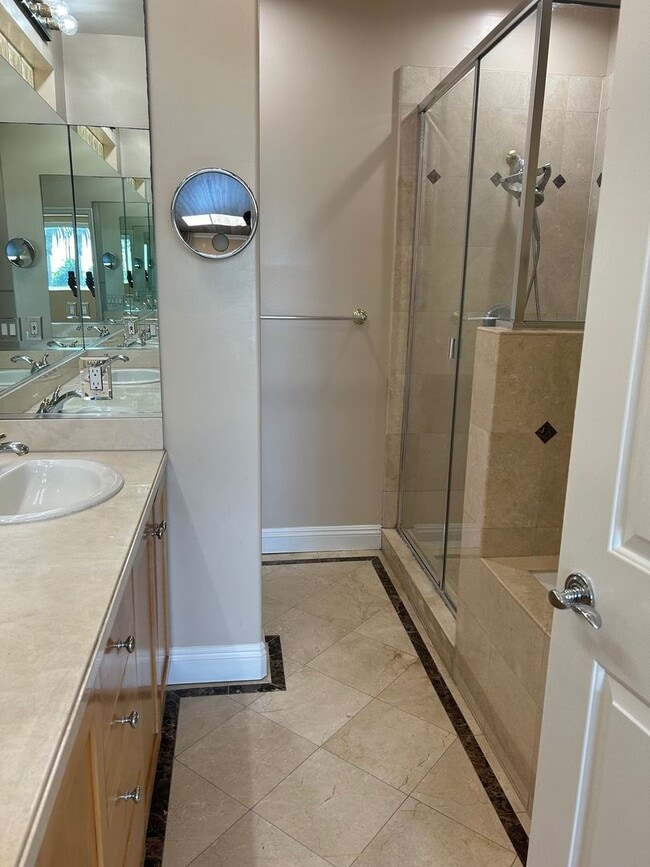 Building Photo - Amazing 3 story free standing contemporary house with terrific ocean views in Playa Del Rey