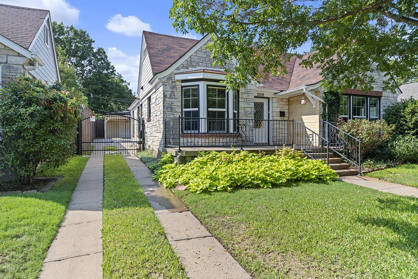 Building Photo - North Oak Cliff home with pool, spa & back...